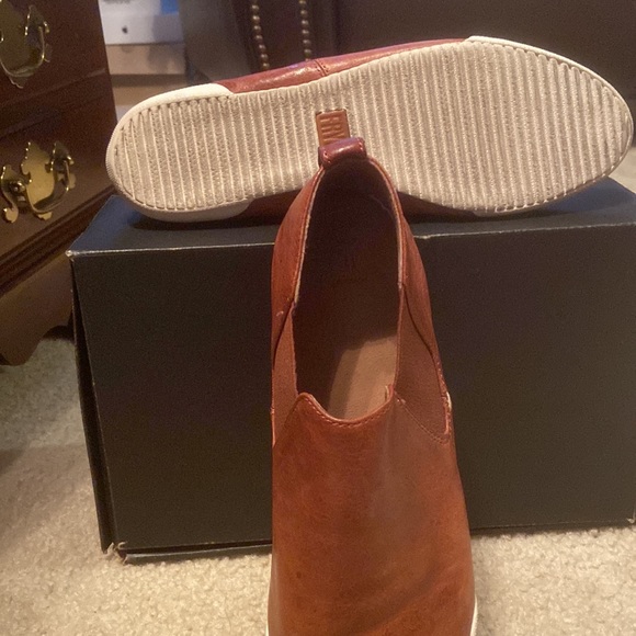 Frye Melanie Chelsea Leather Slip-On Sneaker Boot Bootie  10. Gently worn. - Picture 4 of 5